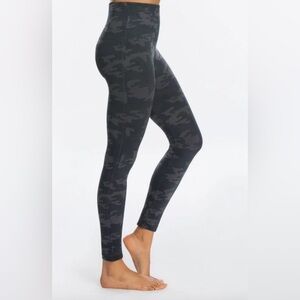 Spanx black camo leggings size M.